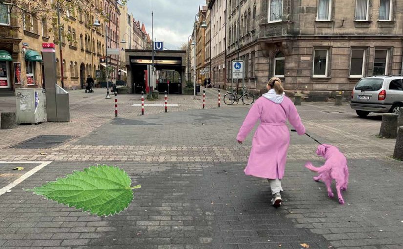 Frau mit rosa Mantel und rosa HUnd geht zur U-Bahn